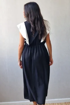Vestido largo bicolor con volante grande en negro y blanco