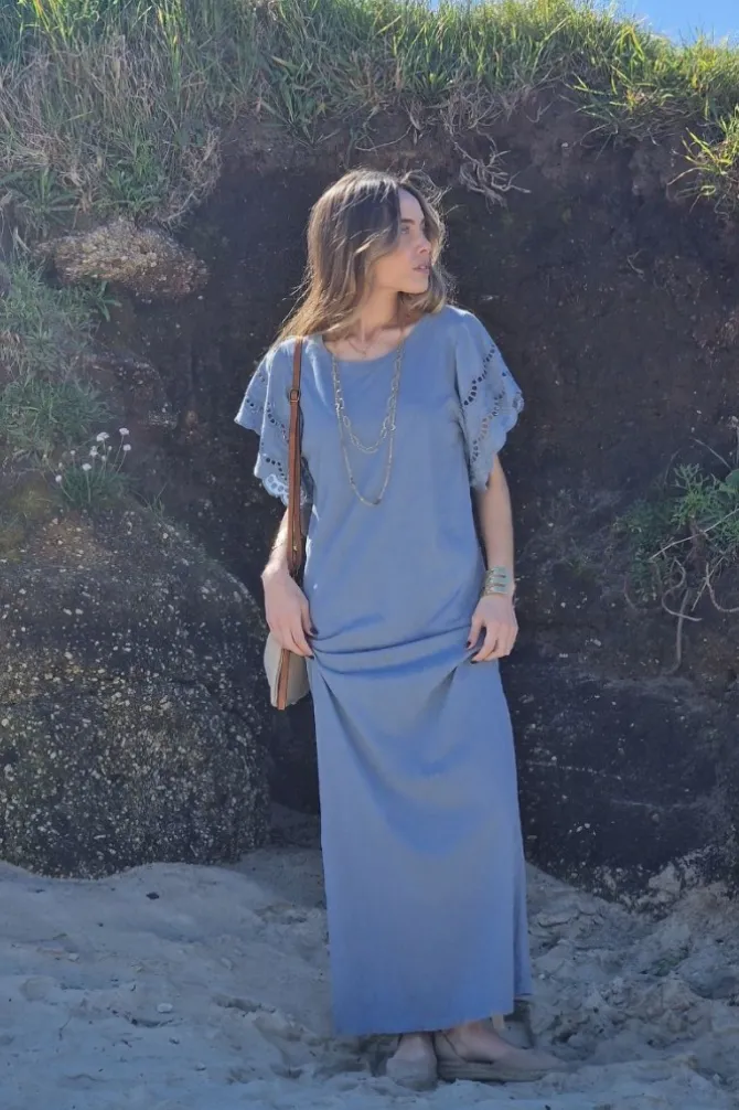 Vestido largo con manga volante puntilla