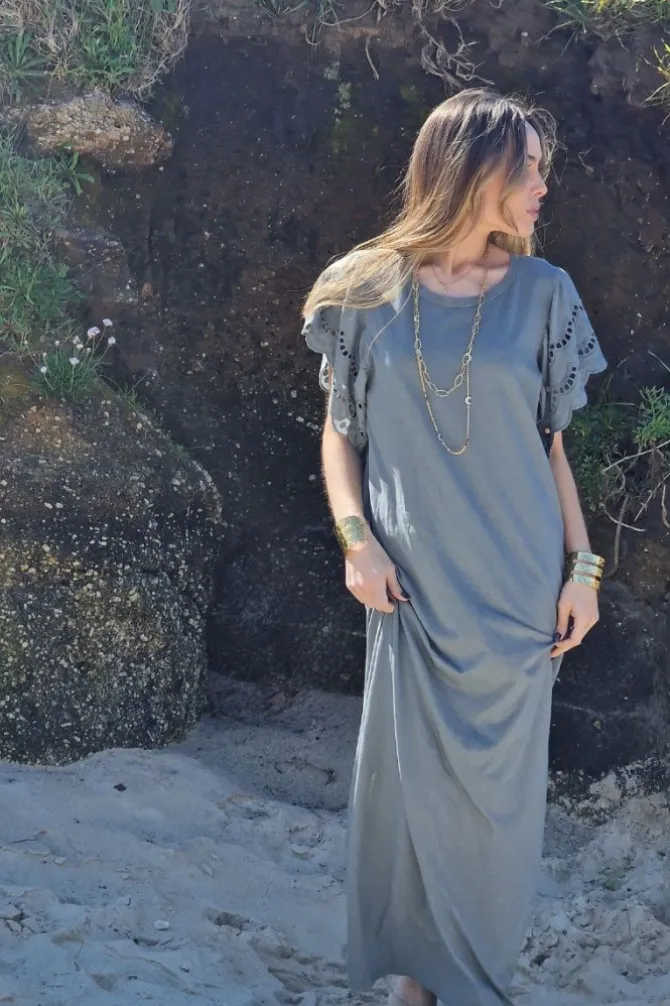 Vestido largo con manga volante puntilla