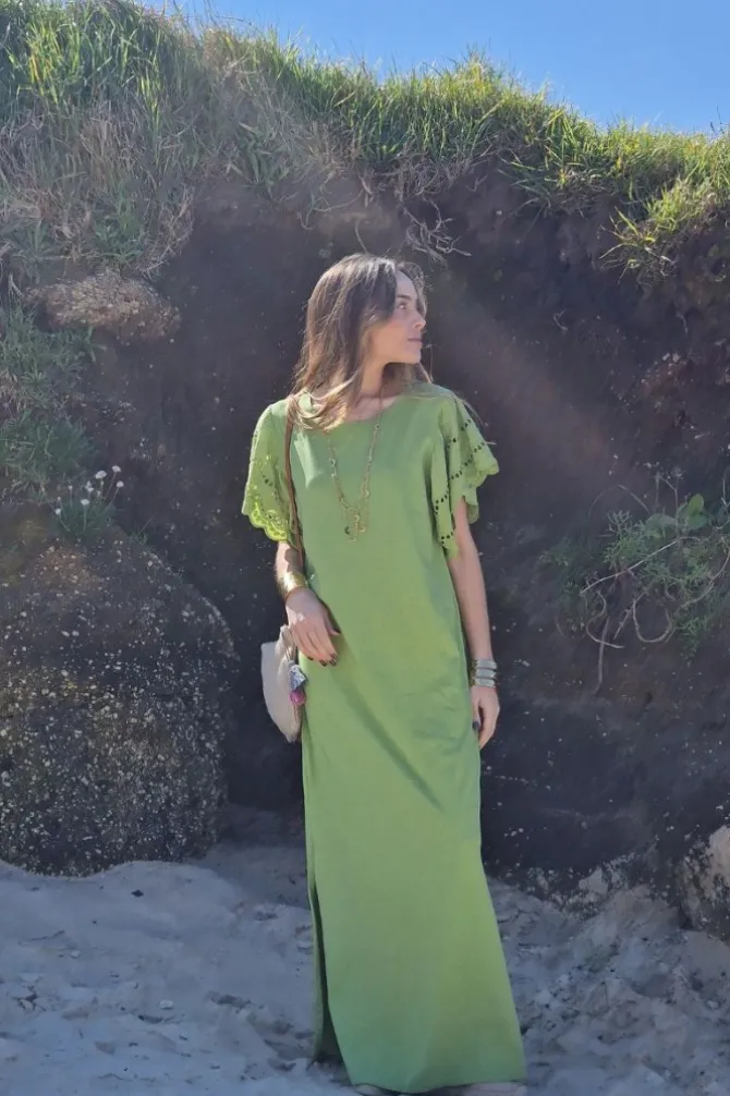 Vestido largo con manga volante puntilla