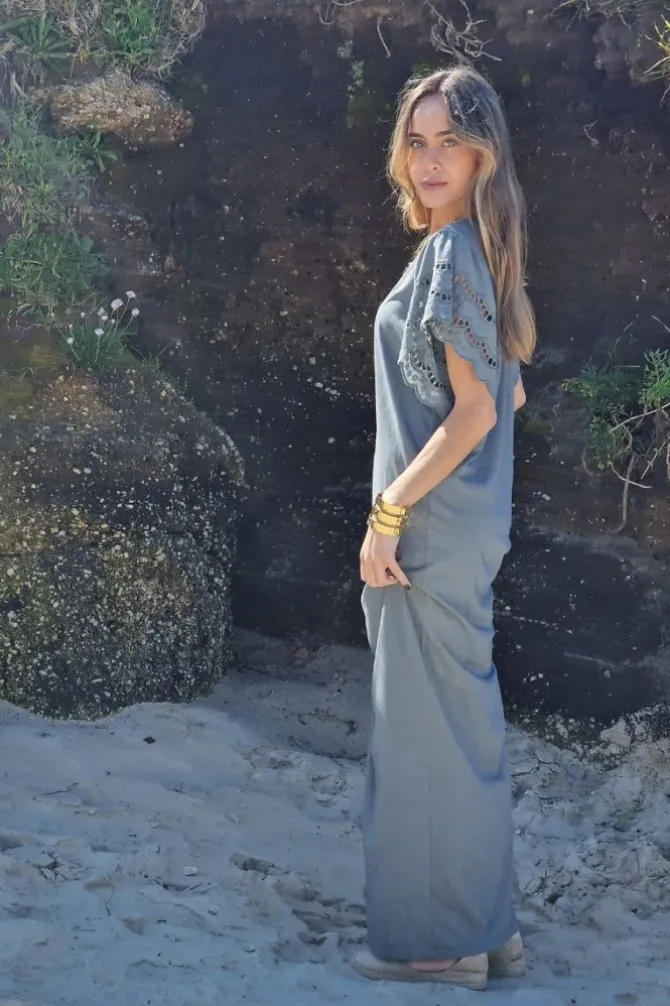 Vestido largo con manga volante puntilla