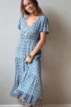 Vestido largo con pico y volantes estampado azul
