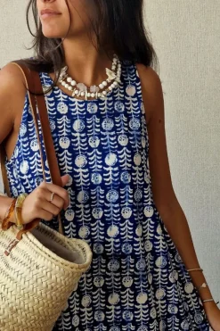 Vestido largo de cuello redondo estampado azul y beige