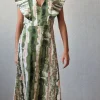 Vestido largo estampado con cuello pico y alerón verde y beige