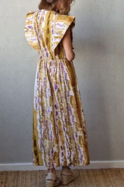 Vestido largo estampado con cuello pico y alerón mostaza y lila