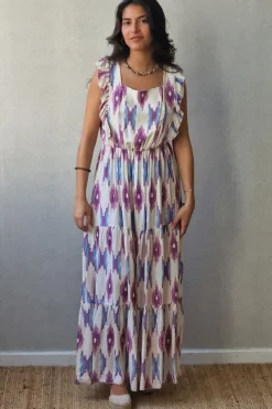 Vestido lila estampado ikat con volantes y lazo en la espalda