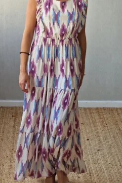 Vestido lila estampado ikat con volantes y lazo en la espalda