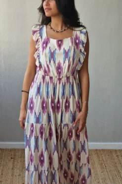 Vestido lila estampado ikat con volantes y lazo en la espalda