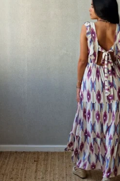 Vestido lila estampado ikat con volantes y lazo en la espalda