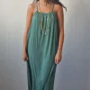 Vestido liso verde de tirantes con tela brillos dorados