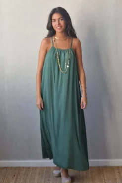 Vestido liso verde de tirantes con tela brillos dorados