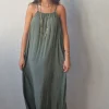 Vestido liso verde militar de tirantes con tela brillos dorados