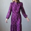 Vestido morado con hombreras