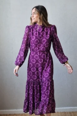 Vestido morado con hombreras