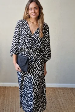 Vestido negro con lunares blancos