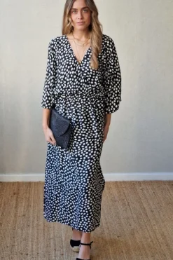 Vestido negro con lunares blancos