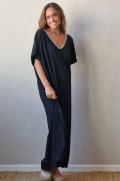 Vestido negro oversize largo de cuello pico con detalle lurex