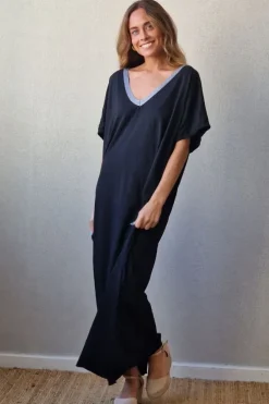 Vestido negro oversize largo de cuello pico con detalle lurex