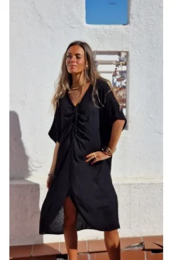 Vestido tipo plumeti negro con frunce en el escote