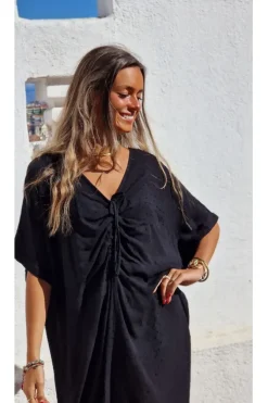 Vestido tipo plumeti negro con frunce en el escote