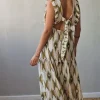 Vestido verde estampado ikat con volantes y lazo en la espalda