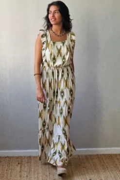 Vestido verde estampado ikat con volantes y lazo en la espalda