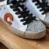 Zapatillas blancas, azul y naranja con detalles en plata