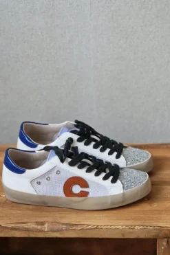 Zapatillas blancas, azul y naranja con detalles en plata