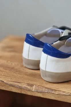Zapatillas blancas, azul y naranja con detalles en plata