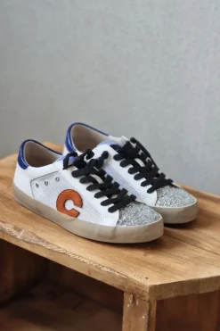 Zapatillas blancas, azul y naranja con detalles en plata